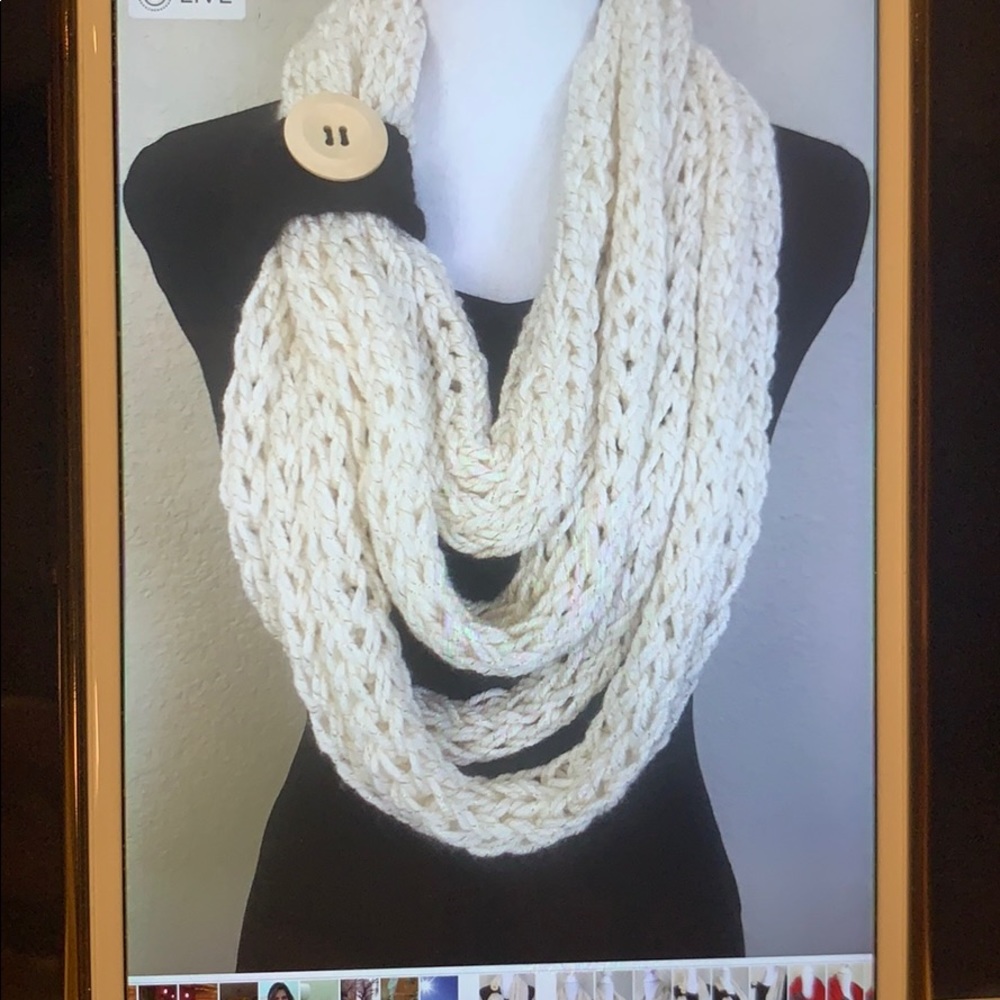 Adjustable Hand-Made Scarf 🧣